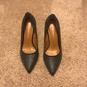 Almost new size 6 diamond stud Report heals